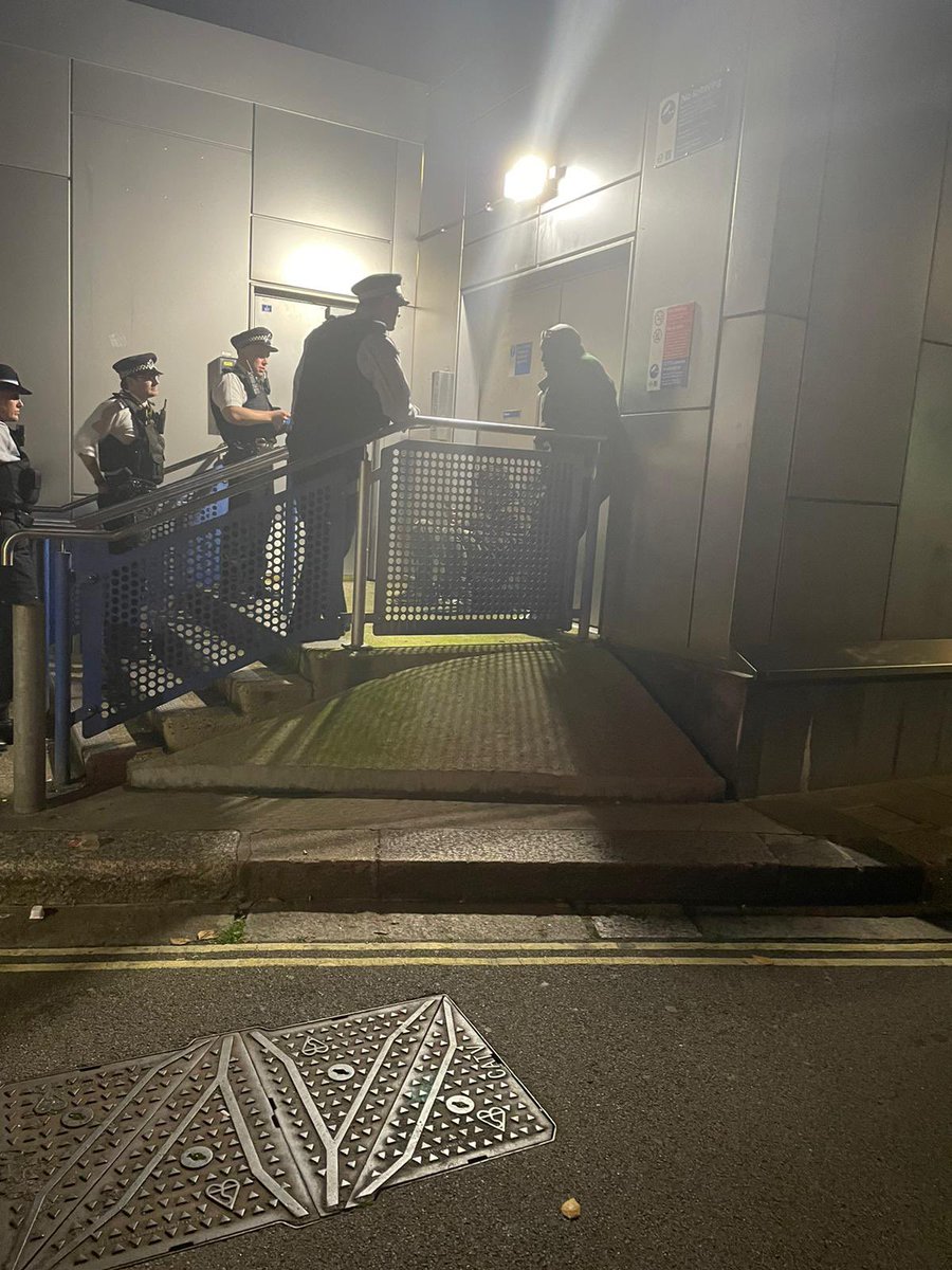 The team are out on patrol this evening on #Shepherdsbush green. Officers have stopped various groups around Shepherds Bush common and side streets. Drugs and ASB will not be tolerated on the ward! #teamshepherdsbushgreen