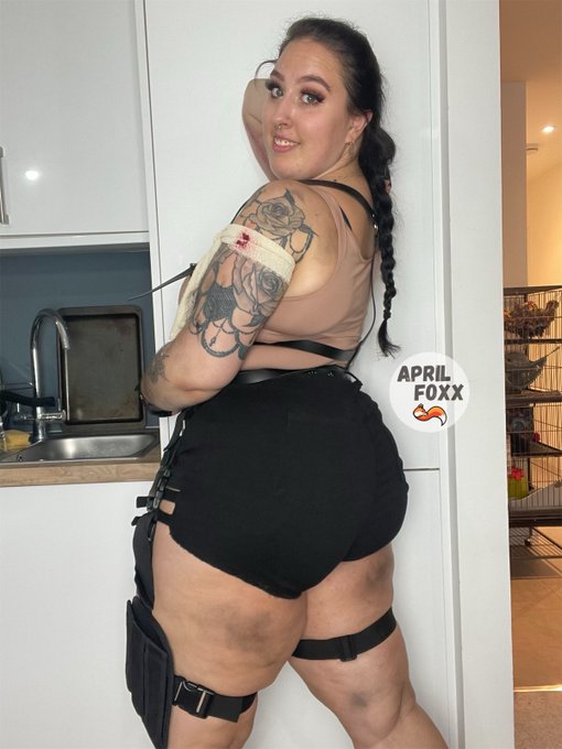 1 pic. Halloween season baby! Can you guess who I am? https://t.co/NiteVr3bTi
