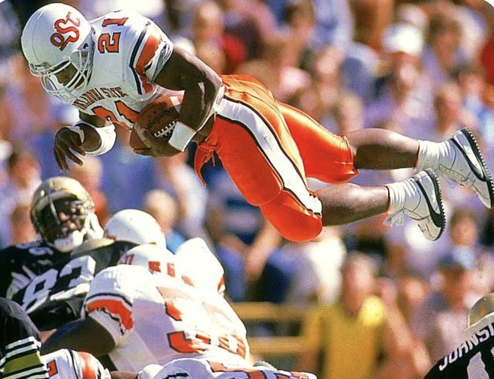 Tomorrow on Episode 224, we discuss Barry Sanders' 1988 season, 2,628 rushing yds, 238.9 ypg and 37 rushing TDs. (anchor.fm/jay-abramson) @BarrySanders #LetsRide #GoPokes #CollegeFootball #NCAA @ClintKPoppe