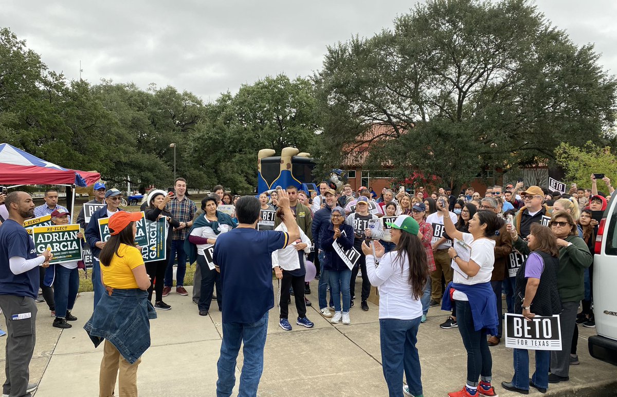 Moody Park was a party! 🎊 

And I met Elf himself, #WillFarrell!
🤯🎅🏼🧝

Onward to Metro Multiservice Center.
🚐💨

#BetoForGovernor2022 🗳