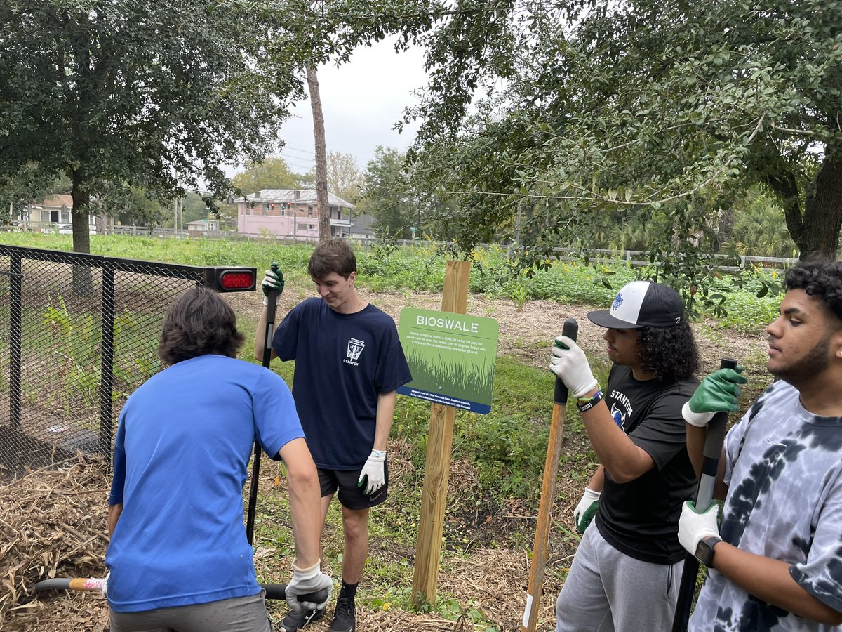 JenniferCaseyFL's tweet photo. Thank you to Norah Betancourt’s AP Environmental Science class at Stanton College Preparatory School for helping out at Regeneration Park today! These amazing students picked up litter, pulled weeds in the bioswale and spread mulch. @DuvalSchools https://t.co/q7zFi5MMCC