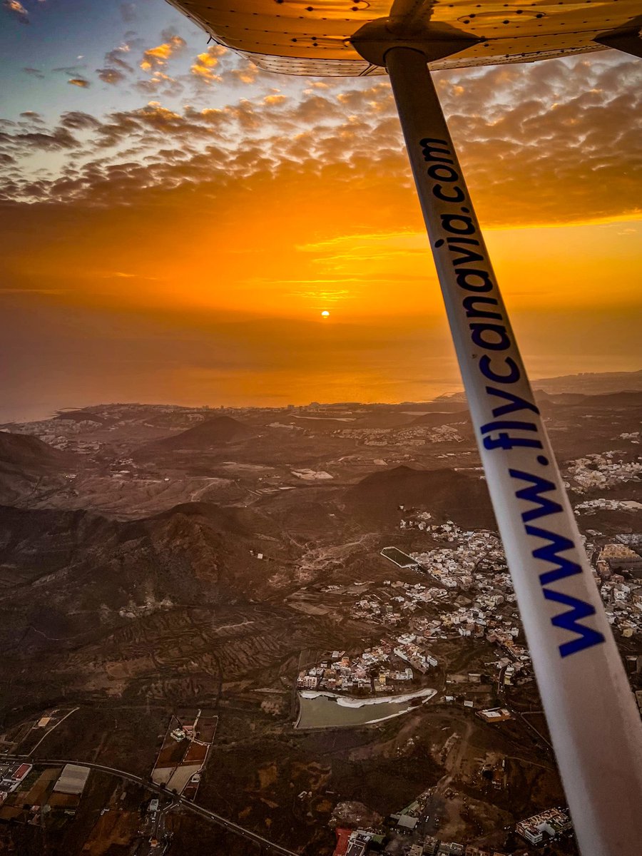 stani320's tweet photo. Sunset goals π
#sunset #avgeek #takeofftuesday #wingview #sun #puestadelaol #lagomera #tenerife #ocean #canavia #tecnam #flytecnam #sky #clouds https://t.co/15tgrcrOCz