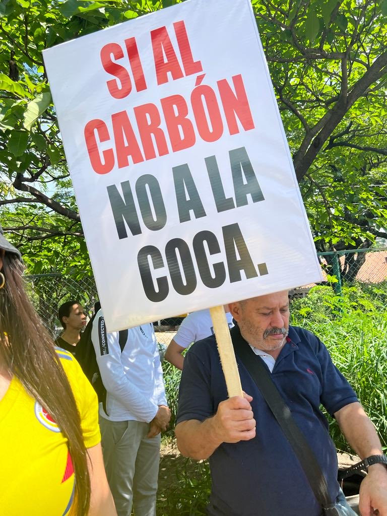 PalomaValenciaL's tweet photo. Desde Cucutá la ciudadanía exige respeto al sector de hidrocarburos que genera el 40% de las exportaciones del país. Criminalizan sectores que aportan para validar los que asesinan. https://t.co/2E9oXPHj86