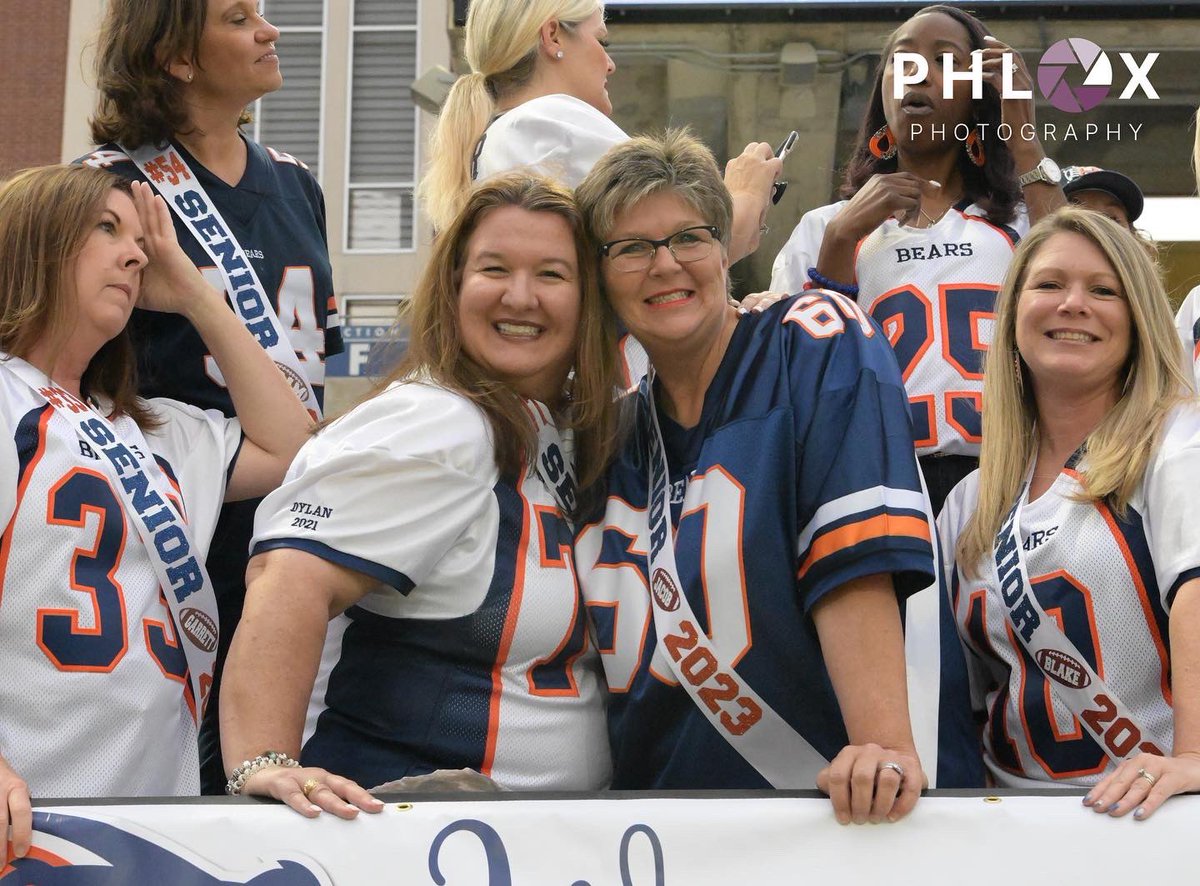 vypesideline's tweet photo. WE β€οΈ OUR SENIORS !!!
Check out all Bridgeland senior night pictures at https://t.co/QgtWEnk404
#sportsphotography #sportsphotographer #maxprepsports #maxprepsphotographer #texasfootball #texashighschoolfootball #highschoolfootball #txhsfb #bridgelandcheer #bridgelandfootball https://t.co/cULrVKEDbN