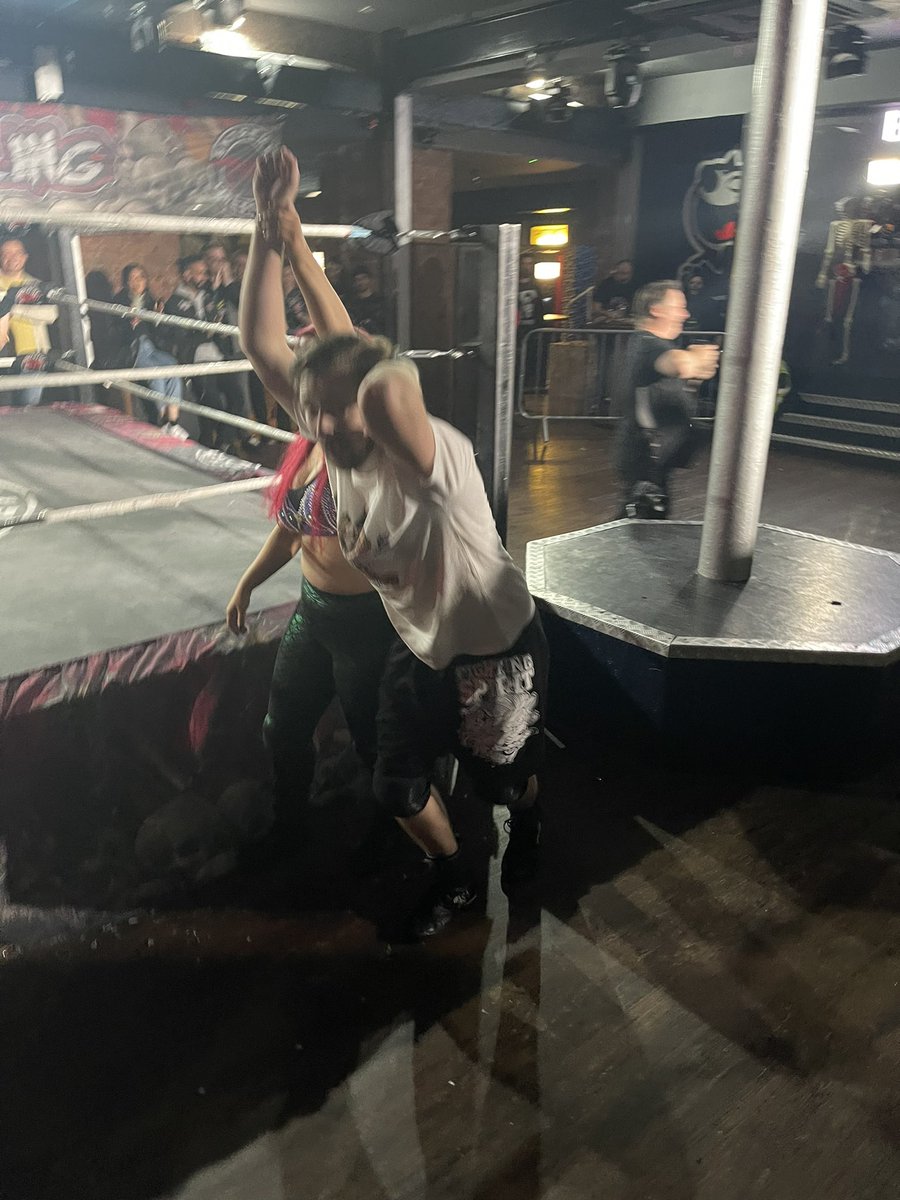 jrg1990's tweet photo. HE’S DONE IT!! @JGreenwoodRef has beaten the fucking Twat!!
YES JAMES!!! YOU. LOVE. TO. SEE. IT!
#ExtremeFields https://t.co/JL00l6fx1u