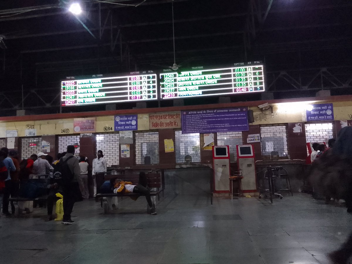 surendranmaurya's tweet photo. कानपुर रेलवे स्टेशन पर हजारों की भीड़ लेकिन टिकट खिड़की पर एक महिला कर्मचारी को टिकट काटने के लिए बैठाया गया है।त्योहार के समय इस तरह की सुविधा किया गया है।वह भी हर 20 से 25 मिनट बाद सीट उठ कर चली जाती है।उनका कहना है कि और भी काम है। क्या ये  सुविधा त्योहार को देखते हुए https://t.co/NDviJiCb4i