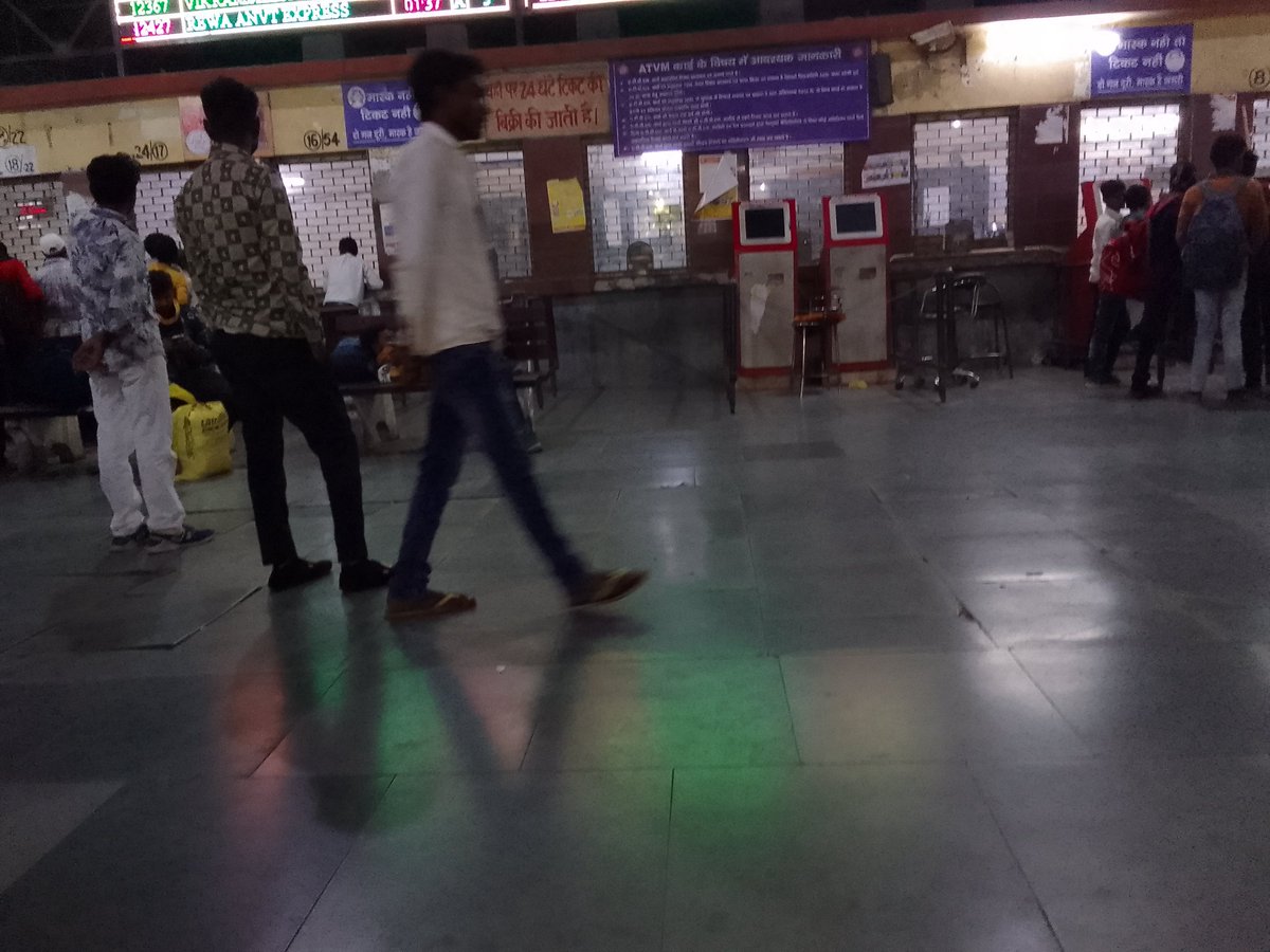 surendranmaurya's tweet photo. कानपुर रेलवे स्टेशन पर हजारों की भीड़ लेकिन टिकट खिड़की पर एक महिला कर्मचारी को टिकट काटने के लिए बैठाया गया है।त्योहार के समय इस तरह की सुविधा किया गया है।वह भी हर 20 से 25 मिनट बाद सीट उठ कर चली जाती है।उनका कहना है कि और भी काम है। क्या ये  सुविधा त्योहार को देखते हुए https://t.co/NDviJiCb4i