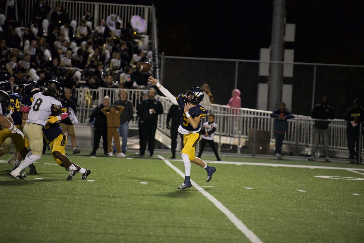 WehnerJoan's tweet photo. @PaytonWehner has surpassed 2️⃣0️⃣0️⃣0️⃣ passing yards in the regular season 🏈 #winner #builtinoakland #trusttheprocess #rollvikes 💙💛 @PCC_FOOTBALL @centralvikings https://t.co/59VOgpS1or