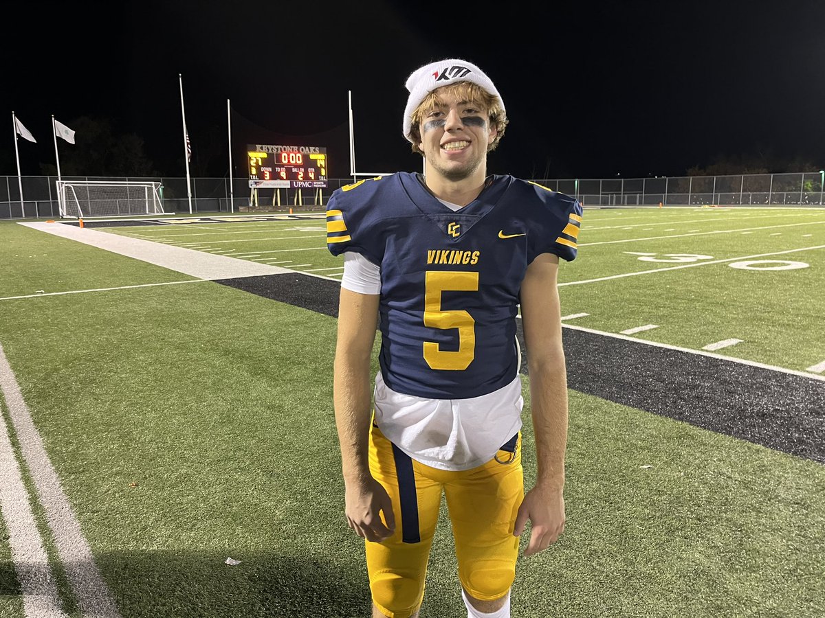 WehnerJoan's tweet photo. @PaytonWehner has surpassed 2️⃣0️⃣0️⃣0️⃣ passing yards in the regular season 🏈 #winner #builtinoakland #trusttheprocess #rollvikes 💙💛 @PCC_FOOTBALL @centralvikings https://t.co/59VOgpS1or