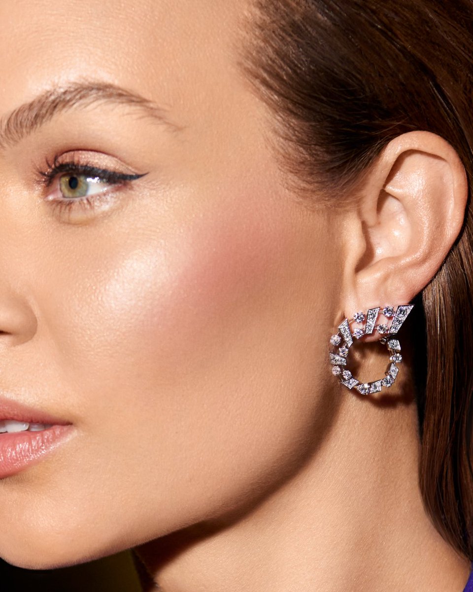 marlistyle's tweet photo. Inspired by the luxury of New York City’s Fifth Avenue, and the city’s pulsating heartbeat, Marli Avenues is designed to cause a scene.
#CauseaScene #MagneticEnergy #FifthAvenueByMarli
#diamonds #gold #18k #diamondearrings #goldearrings #statementjewelry #jewelrycollection https://t.co/TNyVeIzWSB
