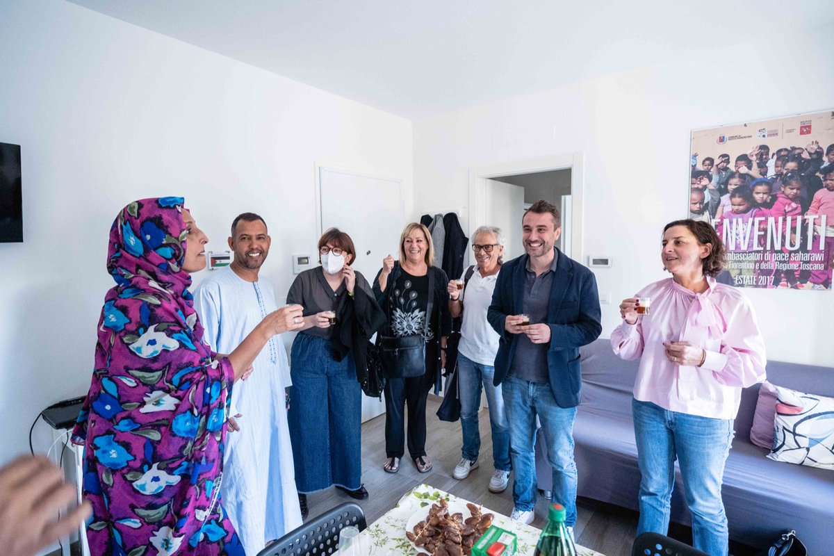 Sere_Spinelli's tweet photo. Con il Sindaco Lorenzo Falchi, Fatima Mahfud e Abdallahi Mohamed Salem, rappresentanti della #Rasd in Italia e in Toscana. Una nuova casa per la rappresentanza #Saharawi, per rendere ancora più forte il legame di tante persone, associazioni  e amministrazioni locali. https://t.co/fN0CMOqTFu