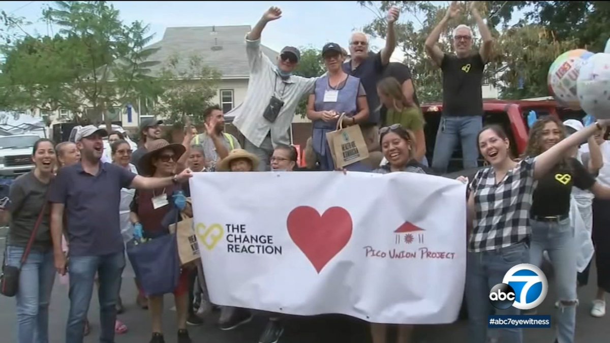 LA's nonprofit beautification team <a href="/picounionproj/">Pico Union Project</a> received a new truck from <a href="/ReactionChange/">The Change Reaction</a> to help them to continue "doing the best for this city." Congrats!🛻💨<a href="/abc7marccr/">Marc Cota-Robles</a> <a href="/ABC7/">ABC7 Eyewitness News</a> ow.ly/WhN550LiaZf/