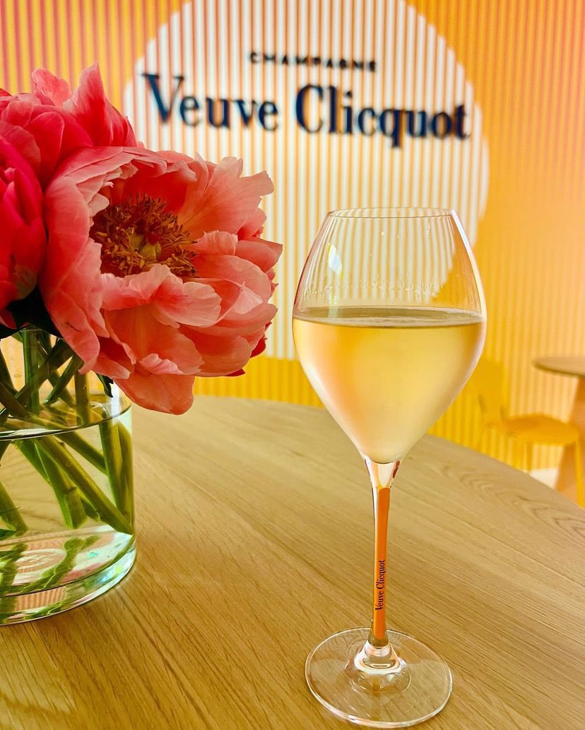 #globalchampagneday 🥂🍾 one day late but worthy the wait Beverly Hills Veuve Clicquot #veuveclicquot #veuveclicquotexhibition #lovebevhills #LiveClicquot #HouseofChampagne #Solaireculture #solaireexhibition #veuveclicquot250years #veuveclicquot250ans