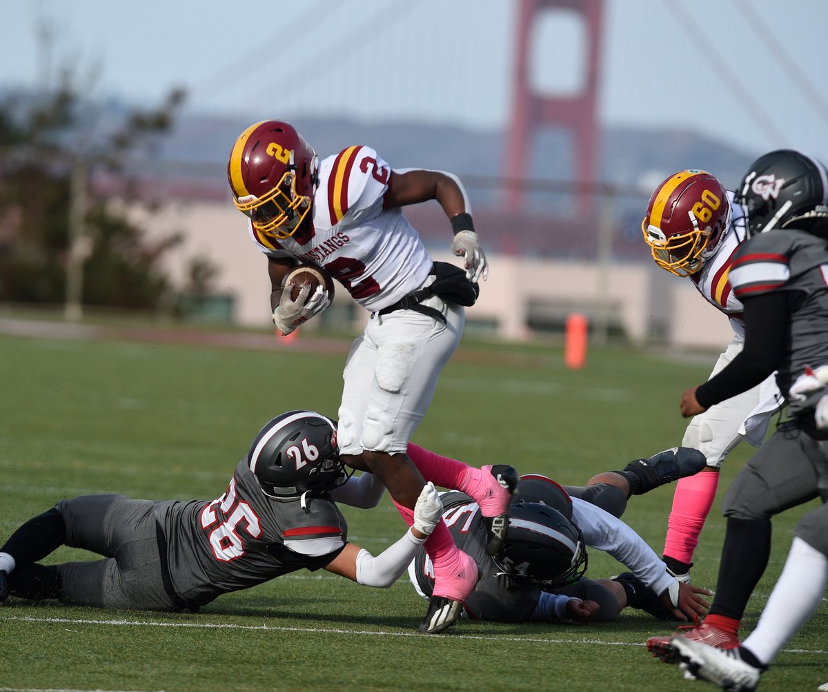 Is this the most picturesque setting in high school football? 🌁 Pretty tough to beat Washington High School Stadium, overlooking San Francisco’s iconic Golden Gate Bridge 😍 Reply with photos of your favorite fields ⬇️ 📸 Eric Taylor @Shurtleff8Todd news.scorebooklive.com/california/202…