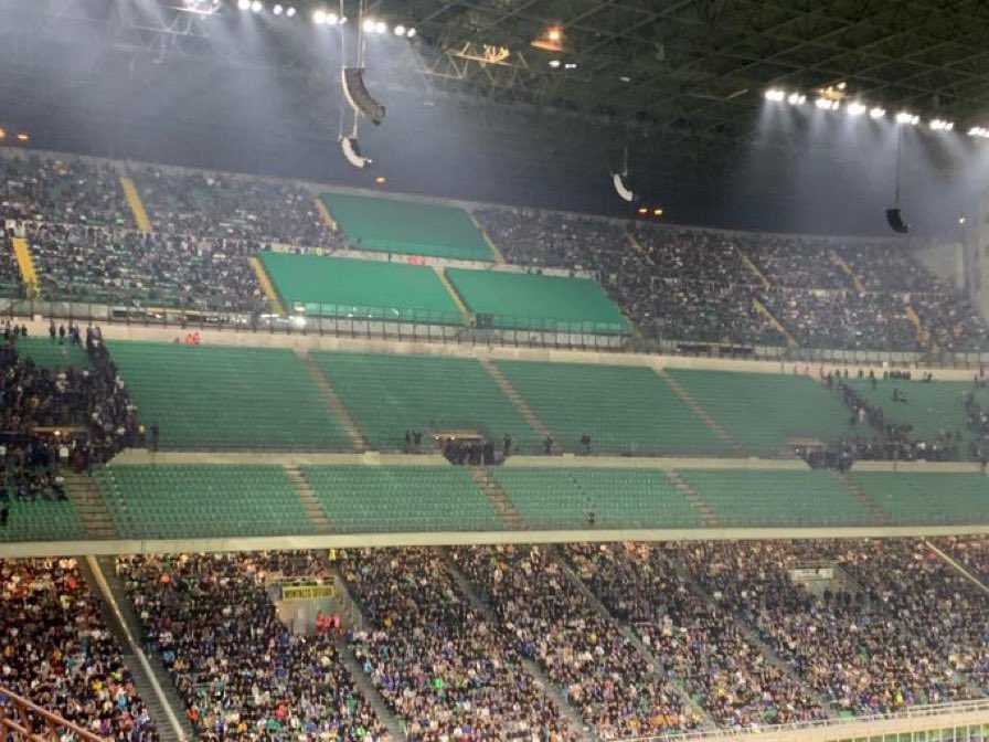 Sebagian Curva Nord meninggalkan stadion menjelang paruh babak pertama karena salah satu pemimpin CN dibunuh dengan cara ditembak, sejam sebelum kick off babak pertama.
