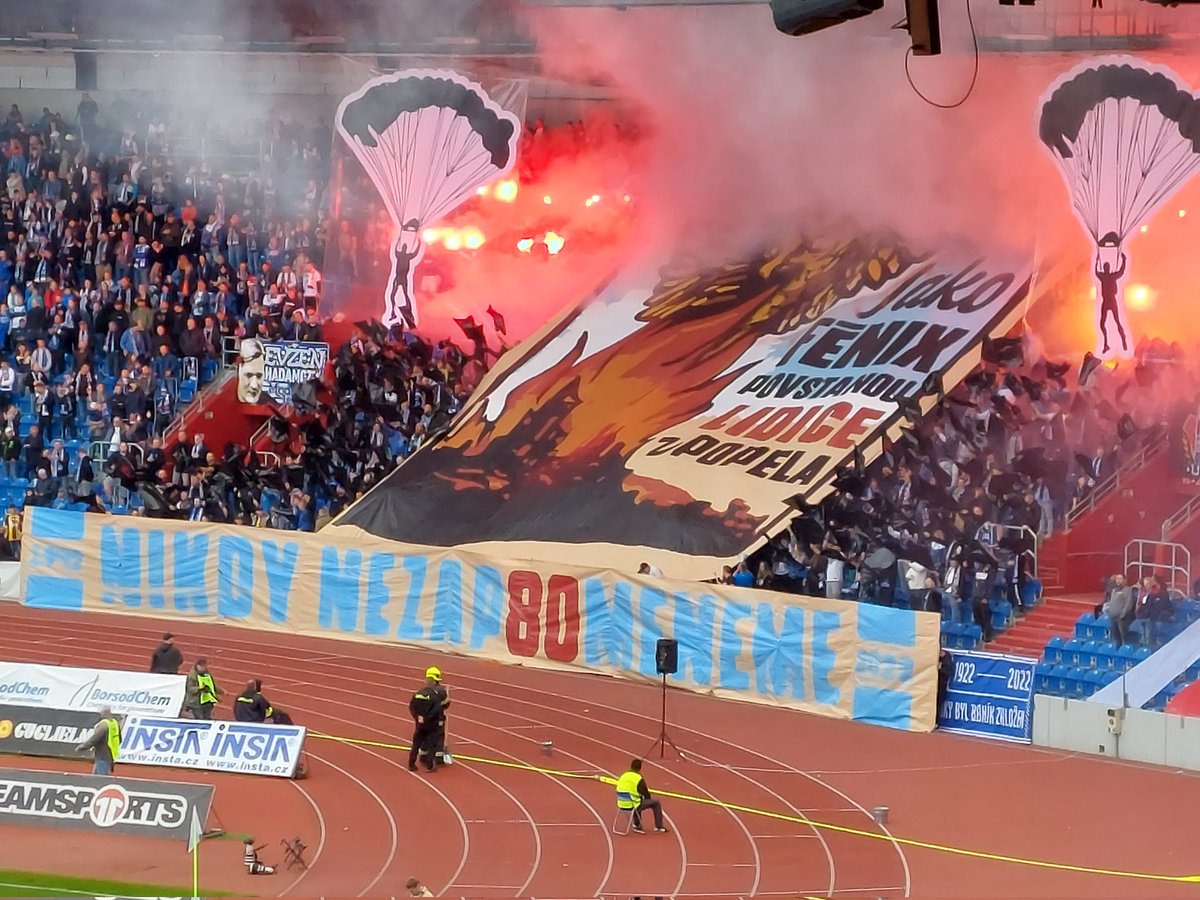 Opravdoví vlastenci jsou. Spíš než na Václaváku ale tam, kde by je mnozí nečekali. Dnešní zápas Baníku Ostrava.