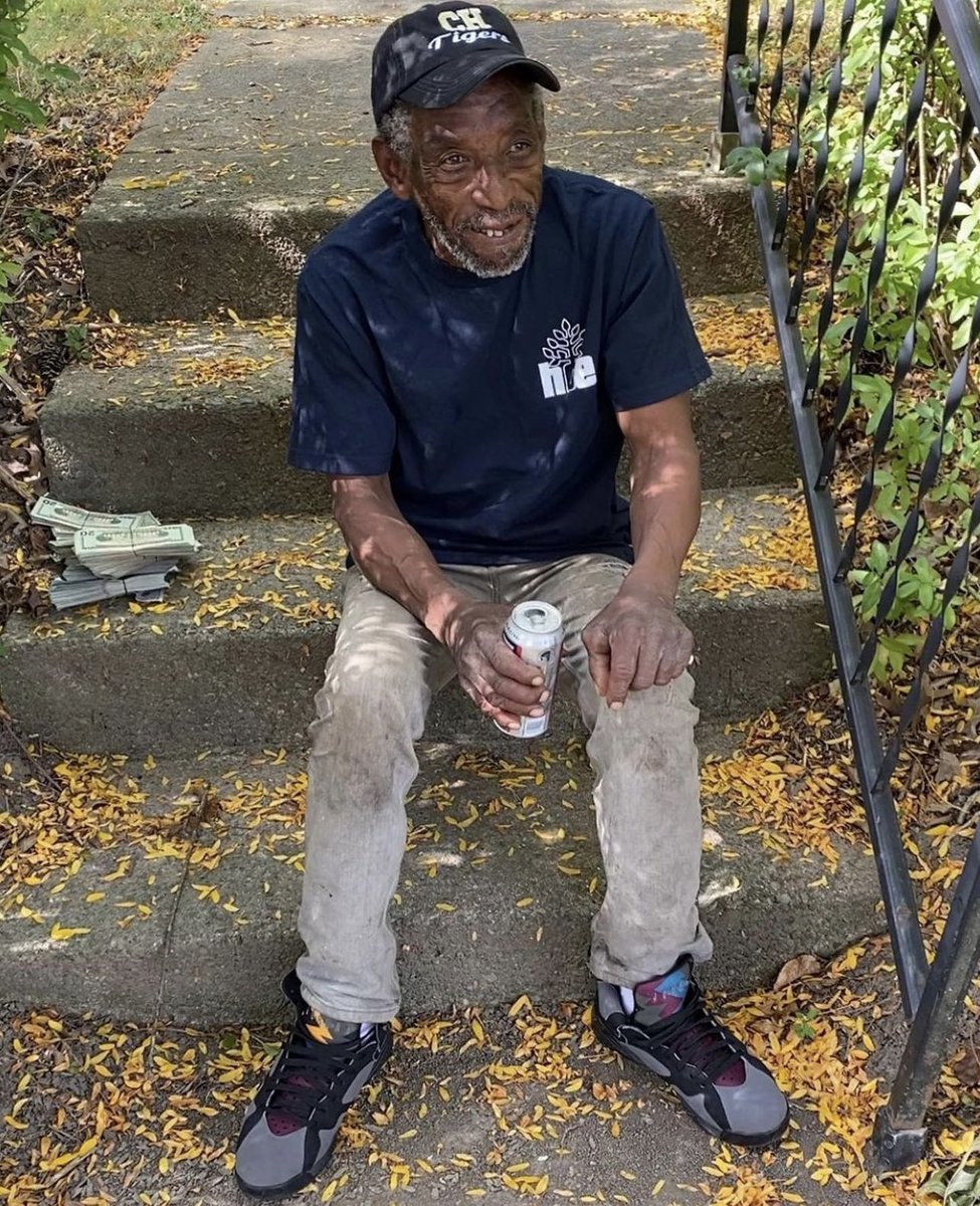 ThanksApproved's tweet photo. i love crackheads they'll go wipe the whole bag for $20 and a beer 😭 https://t.co/RePYMR1iIK