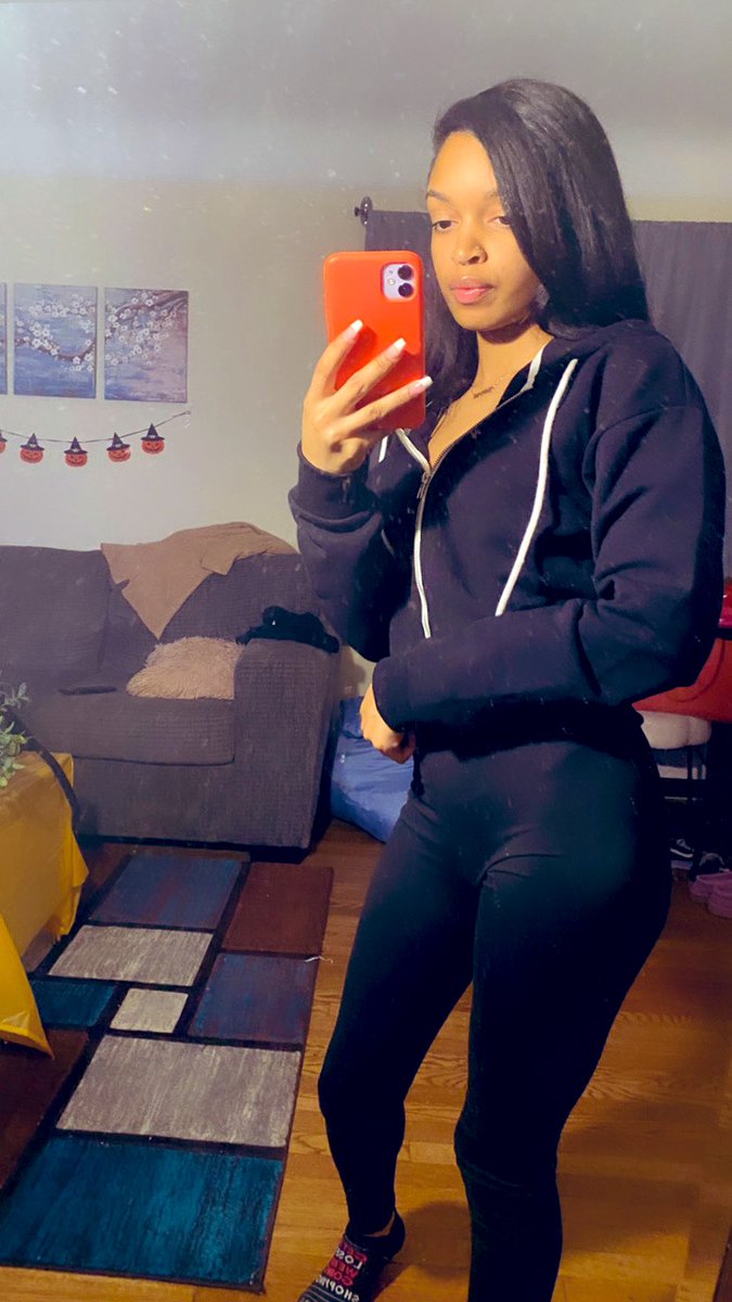 CallMeMaraaa's tweet photo. Tonight’s vibe 🖤🤍 https://t.co/GhpHbtVAb9