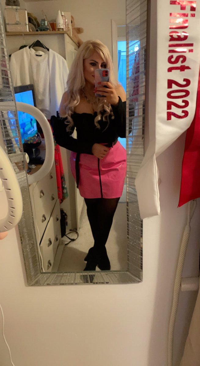 pinkpanda_23_'s tweet photo. My Barbie skirt finally got an outing, but it’s hard being the short friend when both your mates are like 5’10 with the longest legs 🙈 #midgetgem https://t.co/eACQj1yF3J