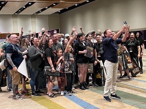 Kyle_MacLachlan's tweet photo. I had an absolutely spooktacular time reuniting with my #TwinPeaks family. Thank you @SpookyEmpire and to all of the fans who came out! ☕️⛰ https://t.co/5nkQy4bD2Q