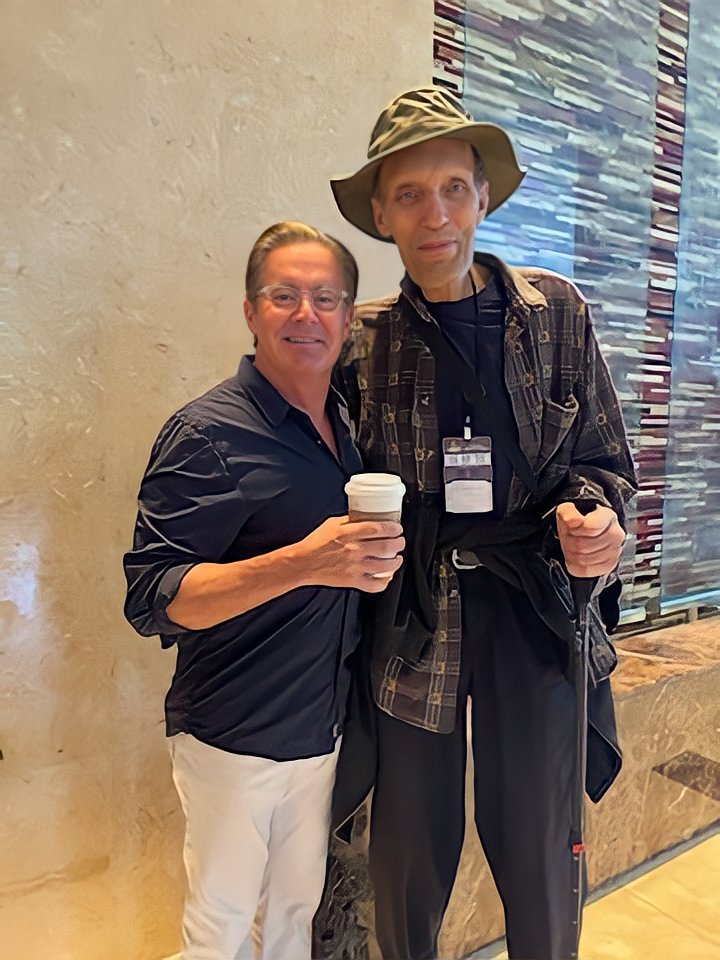 Kyle_MacLachlan's tweet photo. I had an absolutely spooktacular time reuniting with my #TwinPeaks family. Thank you @SpookyEmpire and to all of the fans who came out! ☕️⛰ https://t.co/5nkQy4bD2Q