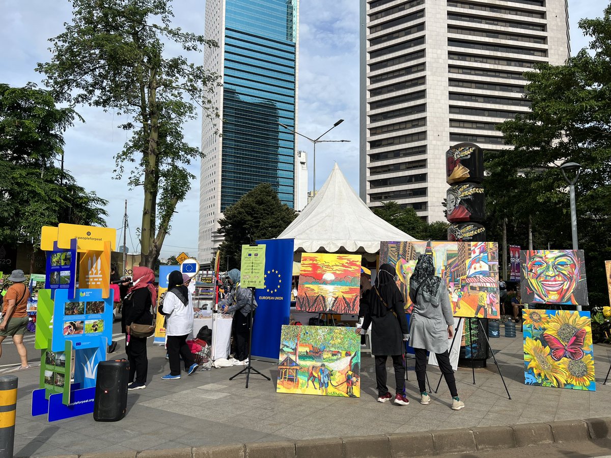 D_estey's tweet photo. FunSunday with @EUinASEAN . #ClimateDiplomacyWeek2022 cc @EUAmbASEAN Super love the photo exhibition display and the enthusiasm of the ploggers this morning 😍 https://t.co/x8X5JuGl5F