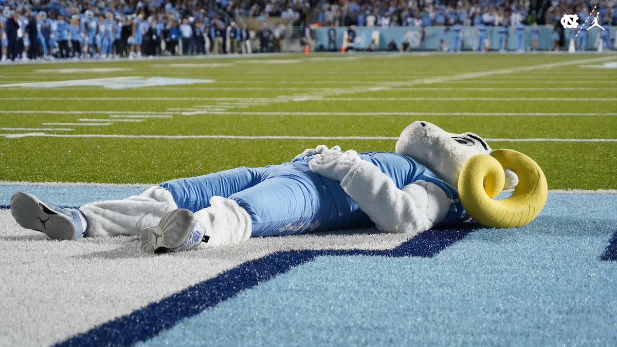 A costume race for the ages ended with a ~very~ tired @Rameses_UNC 🤣 Congrats to the fastest banana in Kenan Stadium history 🍌💨