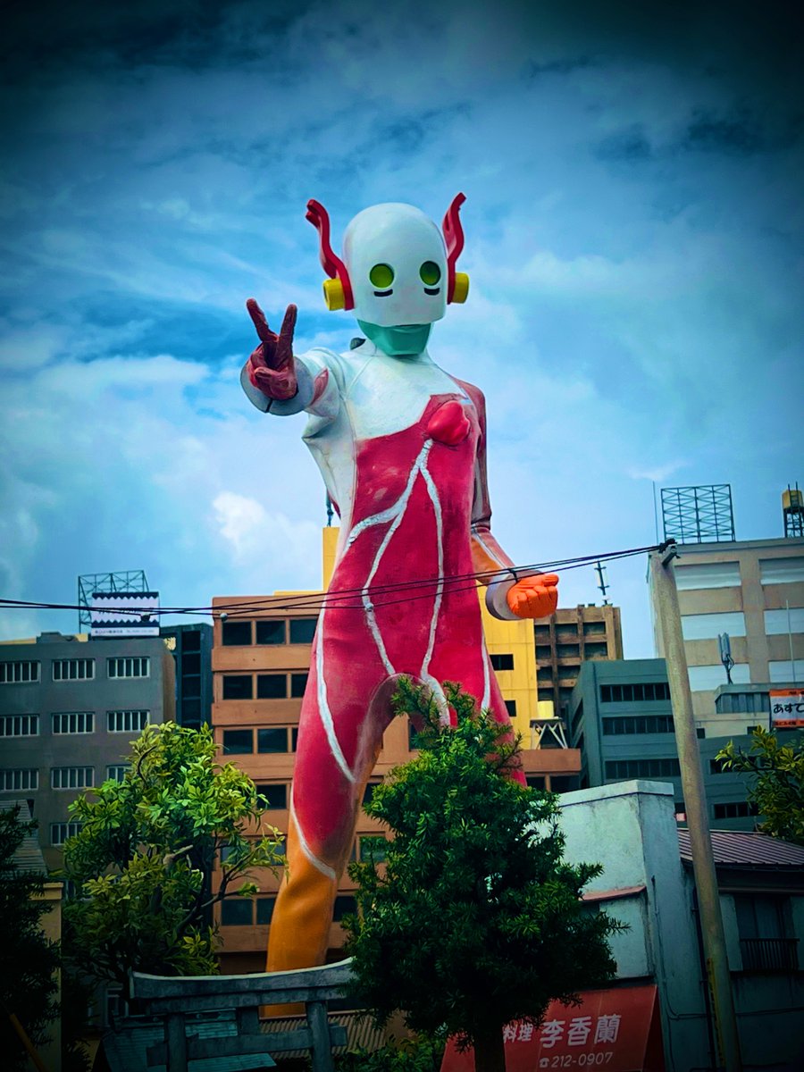 giantvsmonster's tweet photo. 芸祭最終日スタート！！
2日目はなんと600人を超えるお客様にお越しいただけました(^^)
会場は8号館の305号室です。
是非会場にて、ビビッドマンの勇姿をその目に焼き付けてください！！
感想ツイートも宜しくお願いします♪
#ビビッドマン
#maufes
#武蔵美芸祭
#まうじゃないか https://t.co/QUwmCCB2K5