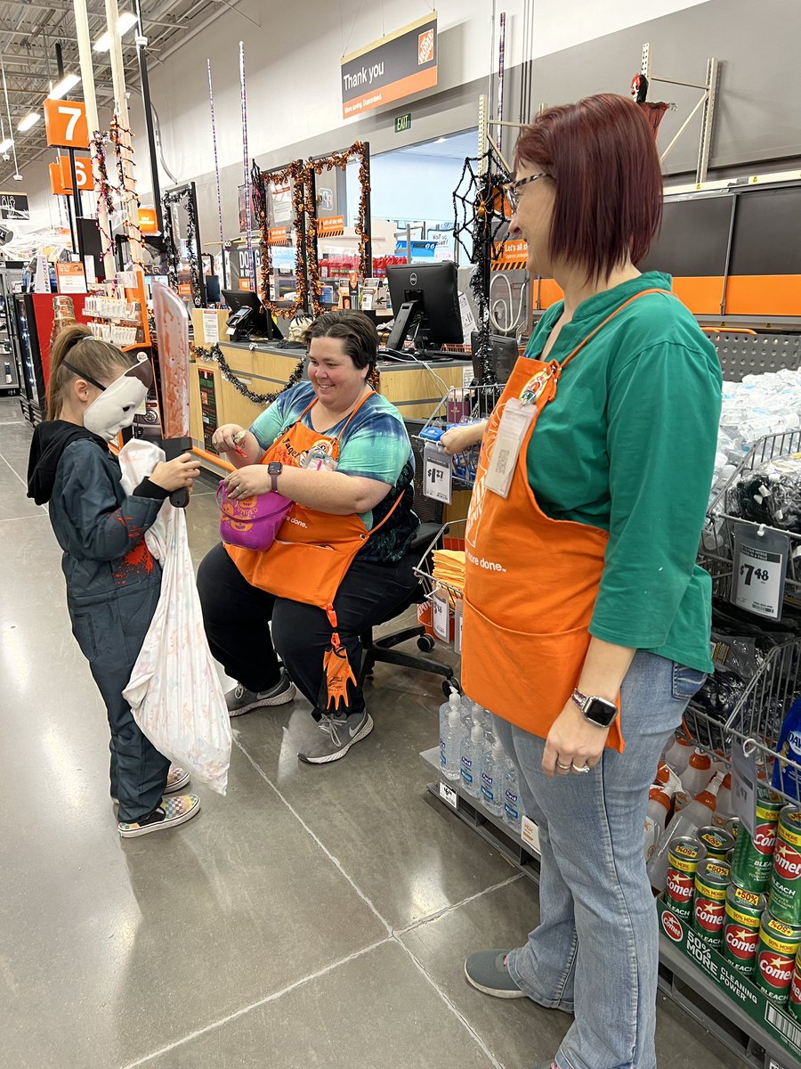 WingetRyan4422's tweet photo. Trunk or treat 2022 here at 4422! Such a fun night for the associates and the kiddos! #DrivingD53 #PacNorthProud #Unstoppable4422 https://t.co/mnv2JblzCm