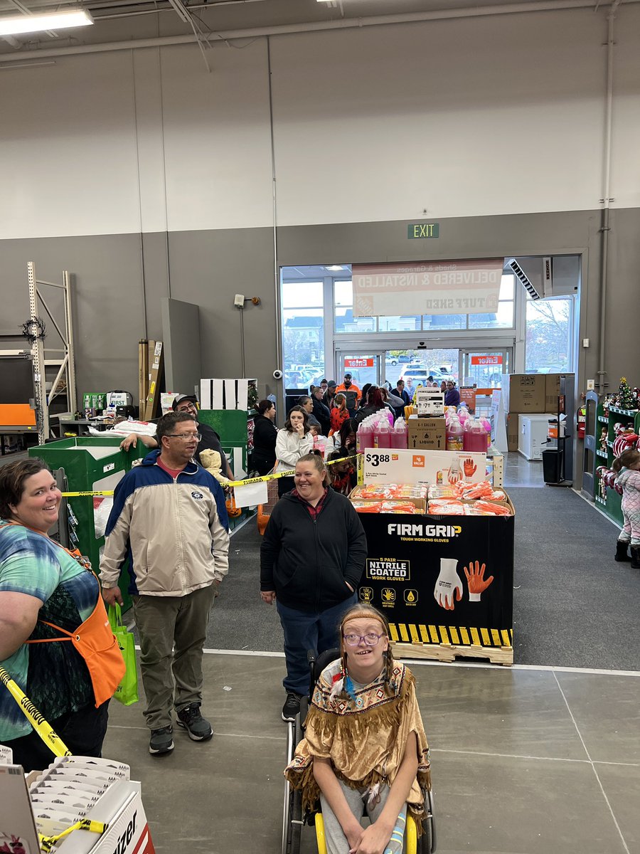 WingetRyan4422's tweet photo. Trunk or treat 2022 here at 4422! Such a fun night for the associates and the kiddos! #DrivingD53 #PacNorthProud #Unstoppable4422 https://t.co/mnv2JblzCm