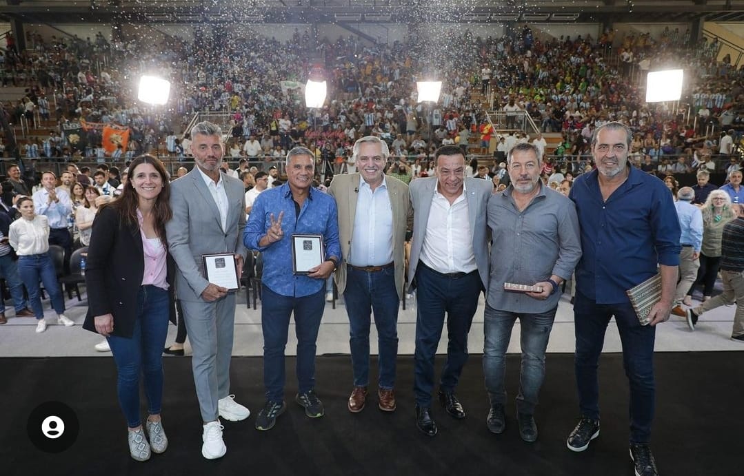 #UnSueñoMás. Cuando empezamos hace años con esta idea de ciudad teníamos un horizonte claro hacia donde ir.
Una sociedad con odio no puede recoger buenas cosas y nosotros pudimos gracias a la confianza de Uds.
Gracias <a href="/alferdez/">Alberto Fernández</a> por venir a la inauguración del #ZÁRATEDAMESTADIUM.