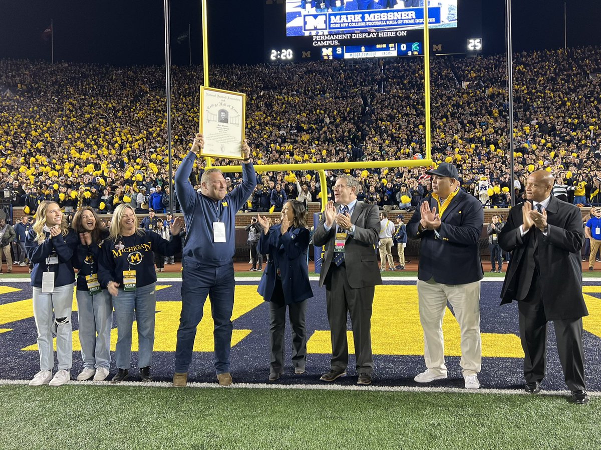 A special moment from tonight’s game: Former @UMichFootball DT Mark Messner recognized ahead of his upcoming @NFFNetwork College Football Hall of Fame induction!