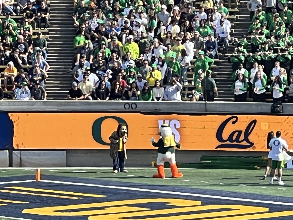 BucketObolts's tweet photo. @TheOregonDuck @Oski Definitely a odd character that Oski 👀
Not much of a dancer either. https://t.co/pk6tO0HE56