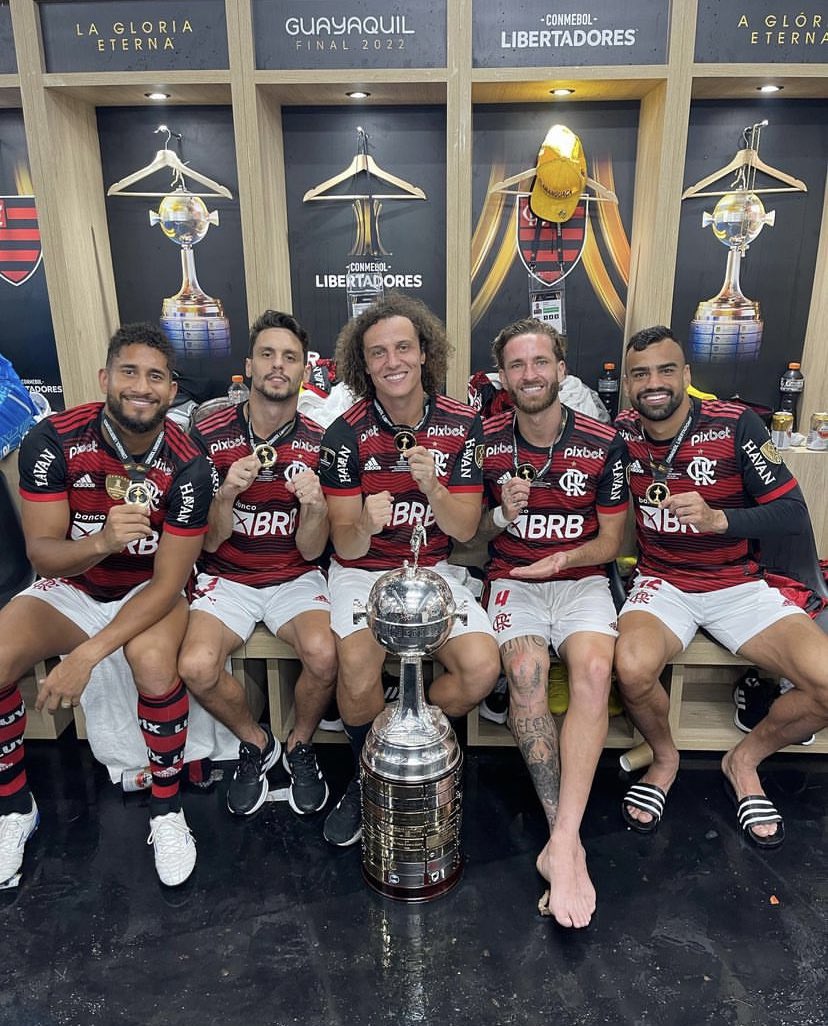 venecasagrande's tweet photo. Os cinco zagueiros do Flamengo. Que sistema defensivo absurdo! https://t.co/rxt8SchEnk