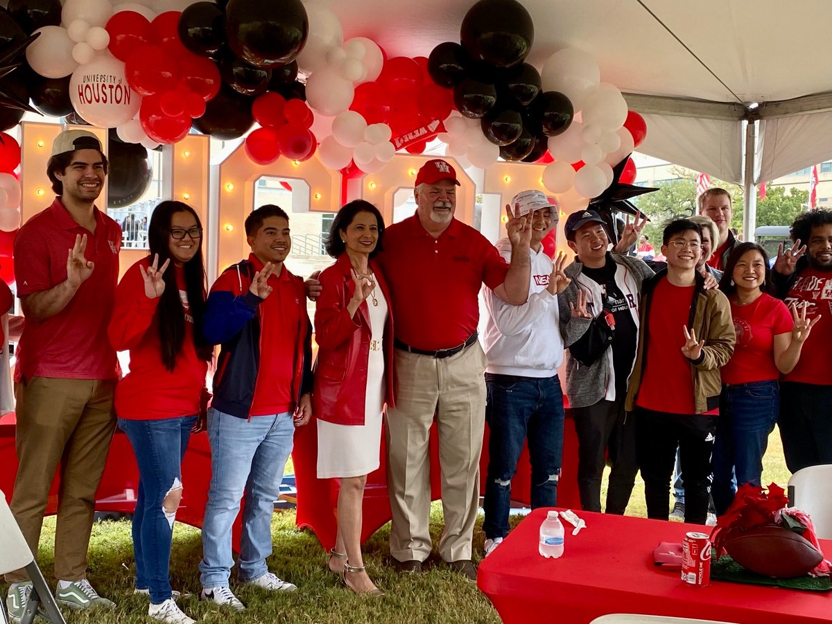 Best decorated and most spirited tailgate tent at today’s game was College of Pharmacy! ⁦@UH_Pharmacy⁩