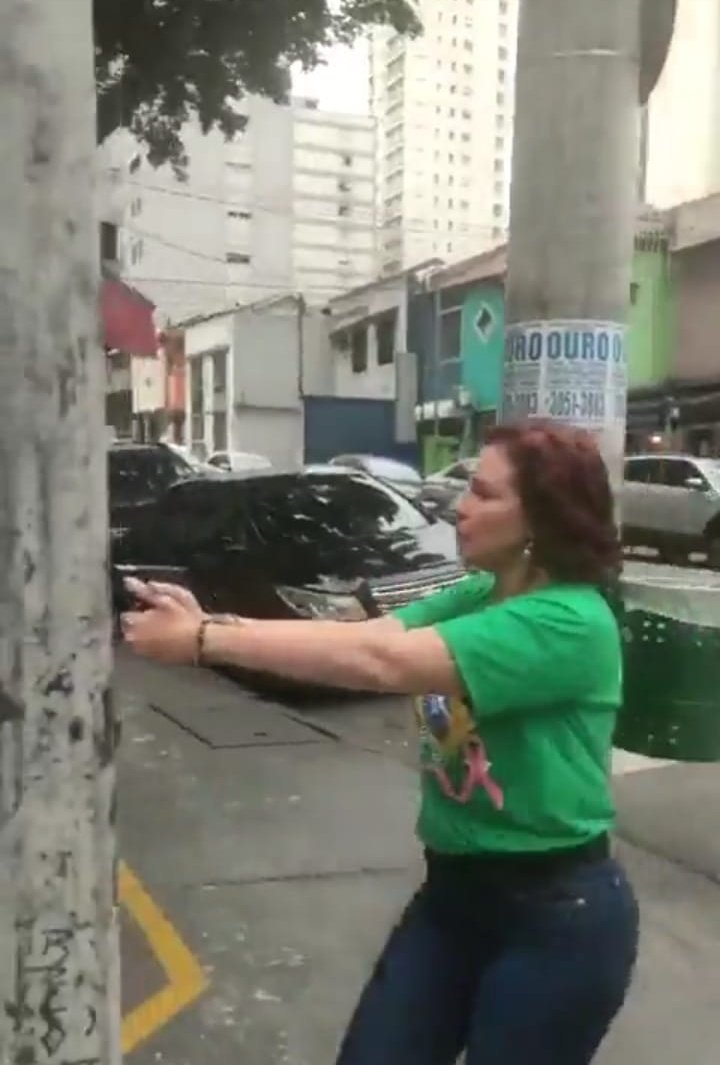 ROBERTO JEFFERSON JOGOU DUAS GRANADAS E QUASE MATOU POLICIAIS FEDERAIS. CARLA ZAMBELLI MIRANDO ARMA PARA UM CIDADÃO. O BRASIL NÃO QUER MAIS 4 ANOS DE ARMAS, VIOLÊNCIA E ÓDIO.