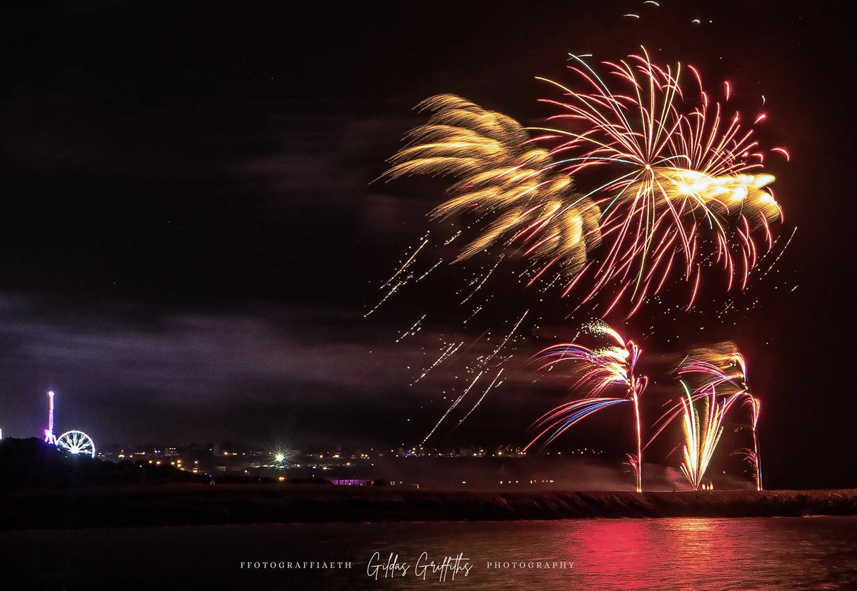 Noson Tan Gwyllt Ynys y Barri | 
Barry Island Fireworks

1st attempt at #fireworks #photography #longexposurephotography <a href="/_BARRYISLAND_/">Barry Island ❤🏴󠁧󠁢󠁷󠁬󠁳󠁿❤ #BarryIsland</a> <a href="/Barrybados/">#Barrybados</a> <a href="/BarryMagazine/">Barry Magazine</a> <a href="/visitthevale/">Visit the Vale</a> #Valeofglamorgan