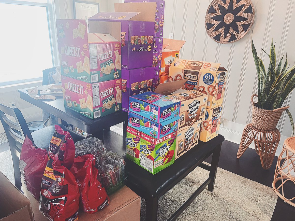 ThePowerAppsPro's tweet image. My refueling wing for 1,000+ trick-or-treaters tonight 👻🍫🎃
#Halloween