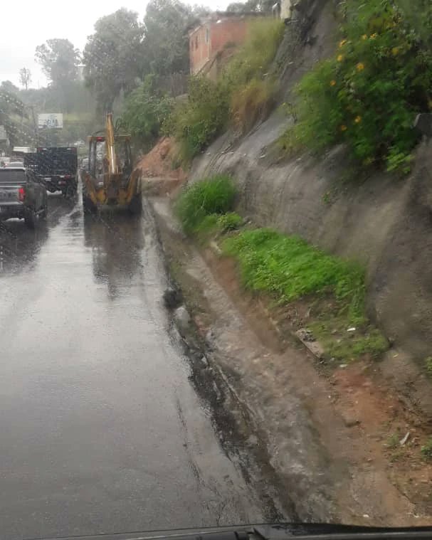 PoliciaMiranda1's tweet photo. #IAPEMENLAVÍA
Comisión de la #PolicíadeMiranda e #Inframir despejan el canal lento del KM 22 de la carretera #PNM sentido #LosTeques el cual se encuentra obstruido por un deslizamiento de tierra causado por las precipitaciones.
@garciapintojose https://t.co/JzgX0oPF0Z