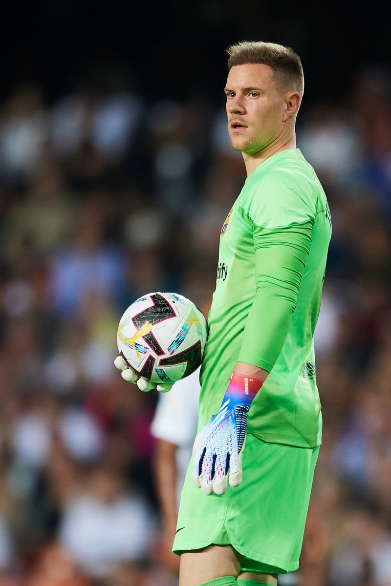 relevo's tweet photo. 🔝 Ter Stegen, histórico.

Marc-André ter Stegen es el 𝐩𝐫𝐢𝐦𝐞𝐫 𝐩𝐨𝐫𝐭𝐞𝐫𝐨 en la historia de LaLiga en tener 10 porterías limpias en sus primeros 12 partidos de una temporada. https://t.co/vwj6XHLEd6