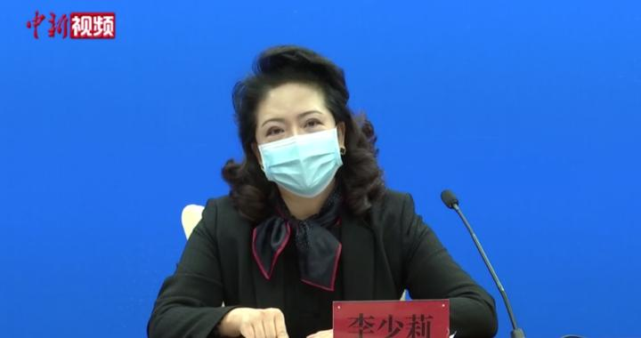 jefflijun's tweet photo. 她为了这场新闻发布会去做了头发、化了妆，精心配了丝巾和梵克雅宝的四叶草耳钉。这场发布会对她来说是“舞台” https://t.co/057tDW72WL