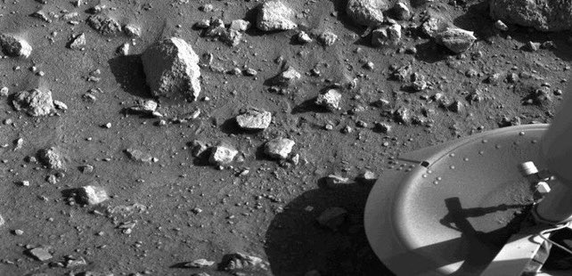 engineers_feeds's tweet photo. First surface image of Mars, from Viking 1 lander in 1976. https://t.co/5xTUwzESwP