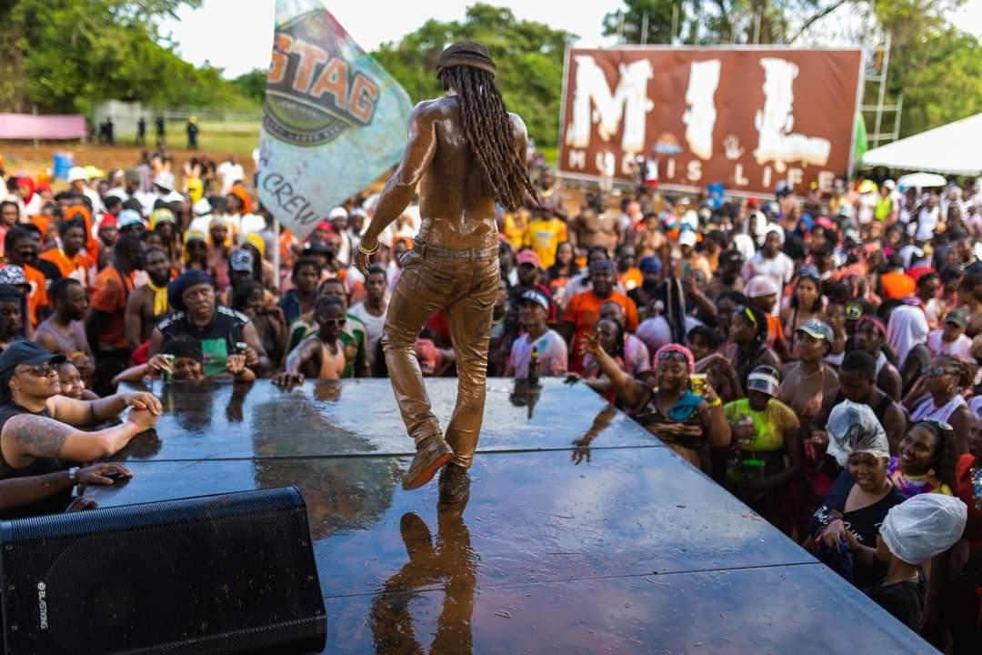 Mrcricket401's tweet photo. Grenada's Mr. Killa drenched in MUD
#TOBAGOCARNIVAL
#MrKilla
#ritualrevelryrelease
#readyfortheroad
#outsidenice
#carnivalsweetliketobago
#MUDISLIFE
#WelcomeToBago https://t.co/CnLmiz9Cx1