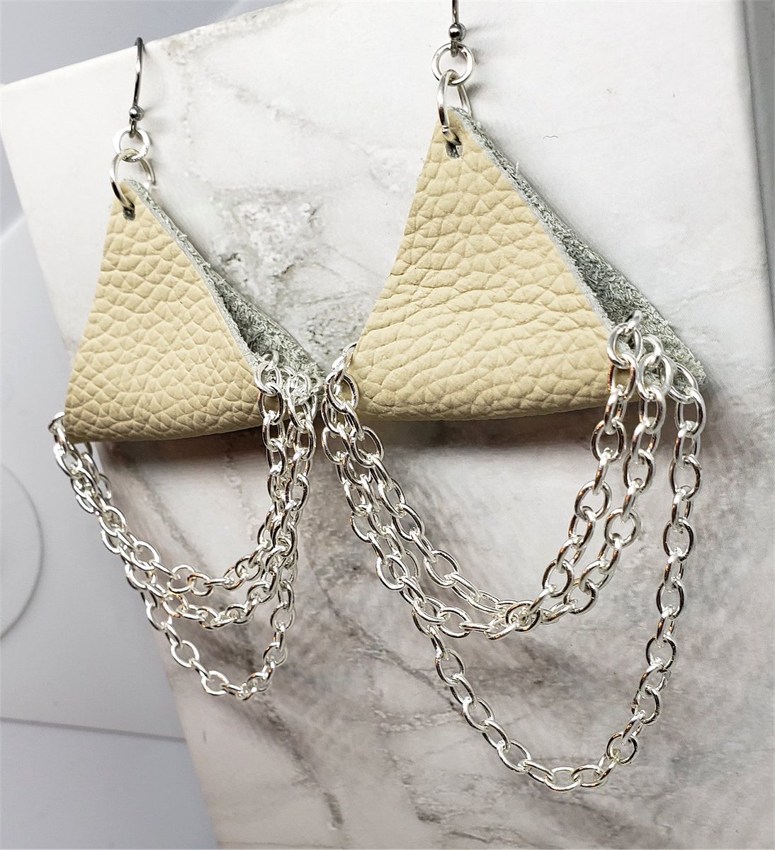 SimplyRaevyn's tweet photo. https://t.co/ywukc68tZ6 Handmade by Jennifer in Lubbock, Texas :) Use code FB10 to get a 10% discount on your order! #Klarna #Afterpay #ShopPay #MHHSBD #smallbusiness #lubbock #shopearly #shopindie #giftideas #shipworldwide #leather #chainjewelry #leatherearrings https://t.co/BtoSdLqK0c