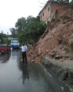 oasistereo1's tweet photo. #ReporteVial Via:@PoliciaMiranda1 Comisión de la #PolicíadeMiranda e #Inframir despejan el canal lento del KM 22 de la carretera #PNM sentido #LosTeques el cual se encuentra obstruido por un deslizamiento de tierra causado por las precipitaciones. #OasisVial #29Oct https://t.co/2yemlWqWVH