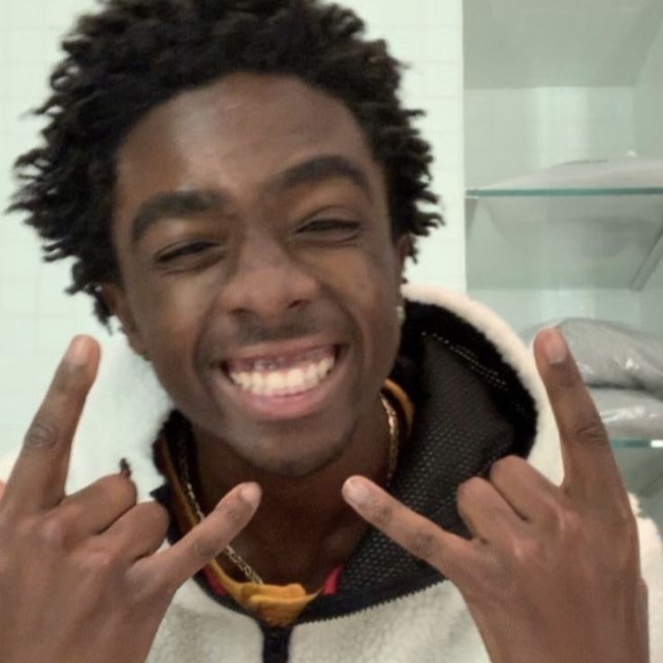 opa familia! tudo bem ? eu sou o lucas, aquele bonitao que joga basquete em stranger things. nao sou novo aqui mas procuro amigos e uma família que n me abandone kkk, da fav e rt pra chegar em mais gente. se quiser fazer amizade chama na dm ! 🏀💭💪