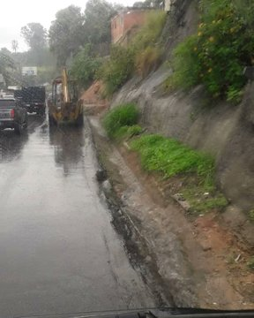 oasistereo1's tweet photo. #ReporteVial Via:@PoliciaMiranda1 Comisión de la #PolicíadeMiranda e #Inframir despejan el canal lento del KM 22 de la carretera #PNM sentido #LosTeques el cual se encuentra obstruido por un deslizamiento de tierra causado por las precipitaciones. #OasisVial #29Oct https://t.co/2yemlWqWVH