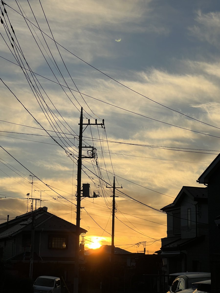 yako444's tweet photo. 朝焼けからの日の出☀️
今日も楽しい1日になりますように😊
#いまそら https://t.co/4h2SzA5LdX