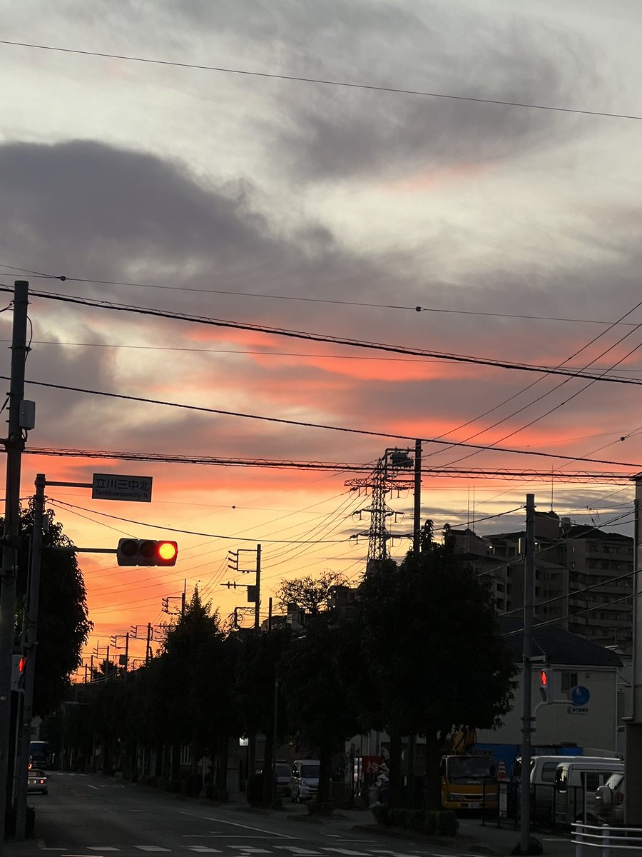 yako444's tweet photo. 朝焼けからの日の出☀️
今日も楽しい1日になりますように😊
#いまそら https://t.co/4h2SzA5LdX