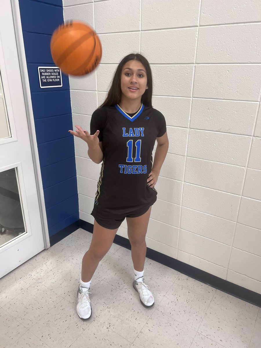 kituracrow's tweet photo. Finally ready for the 2022-2023 Basketball Season at #bradwellinstitute 💙🤍💙 @BradwellTigers @BI_Lady_Hoops Sophomore year could never be better! https://t.co/PgZ46L2svV